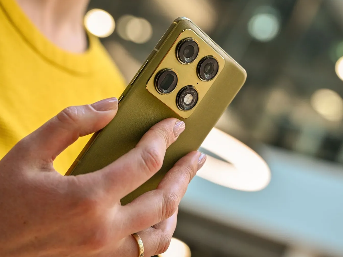 Nicht nur Technik, auch Look: Martini Olive heisst die Pantone-Farbe des Motorola Signature.