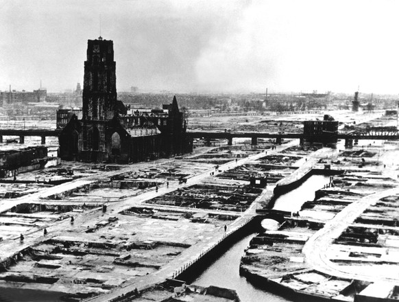 Rotterdam 1940 nach einer massiven Luftwaffe-Bombardierung und der anschliessenden Enttrümmerung. Landesverteidigung sieht anders aus.