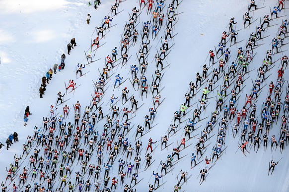 ST. MORITZ, 12MAR17 - Schritt fuer Schritt kaempfen sich die Volkslaeufer den steilen Aufstieg zur Olympia-Sprungschanze in St. Moritz hoch anlaesslich des 49. Engadin Skimarathon am 12. Maerz 2017.

 ...