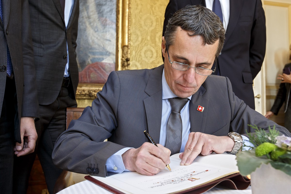 Le conseiller federal Ignazio Cassis signe le livre d'or du Conseil d'Etat genevois dans le salon jaune de l'Hotel-de-Ville, lors de sa visite de travail avec le Conseil d'Etat gen ...