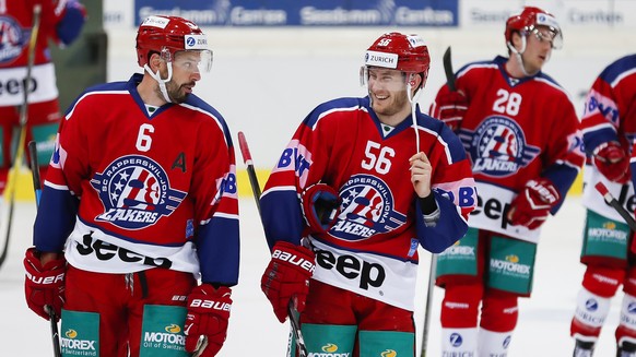 Rapperswil Cyrill Geyer (links) und Rapperswils Frederic Iglesias (rechts) nach dem Sieg beim Cup 1/8-Final zwischen den SC Rapperswil-Jona Lakers und dem HC Lugano am Sonntag, den 22. Oktober 2017 in ...