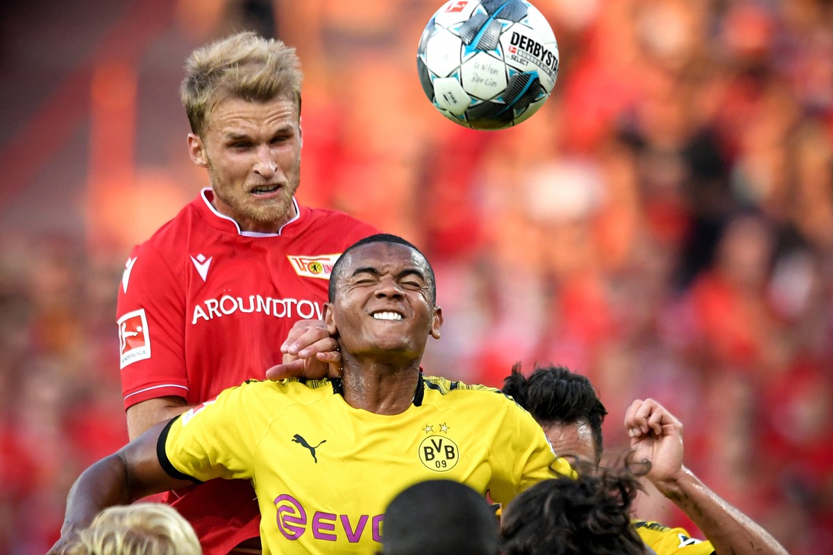 epa07808122 Union's Sebastian Andersson (L) in action against Dortmund's Manuel Akanji (R) during the German Bundesliga soccer match between 1. FC Union Berlin and Borussia Dortmund in Berli ...