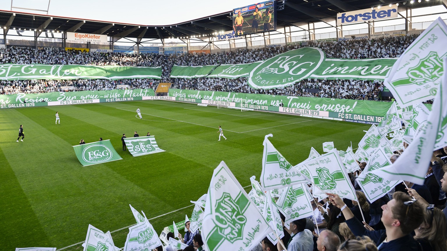 Choreo der Fans zum 140 Jahr Jubilaeum des FCSG, beim Fussball Super-League Spiel zwischen dem FC St. Gallen und dem FC Luzern, am Samstag, 20. April 2019, im Kybunpark in St. Gallen. (KEYSTONE/Gian E ...