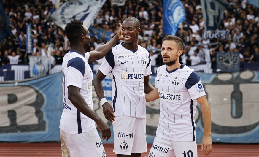 FC Zuerichs Assan Ceesay, Mitte, jubelt mit Antonio Marchesano, rechts, und Ousmane Doumbia, links, nach seinem Tor zum 2:1 gegen den FC Sion, beim Fussballspiel der Super League zwischen dem FC Zueri ...