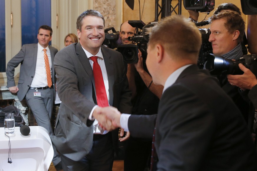 Christian Levrat schüttelt Toni Brunner bei der Elefantenrunde im Bundeshaus die Hand. Schafft der SP-Präsident die Wiederwahl in den Ständerat?