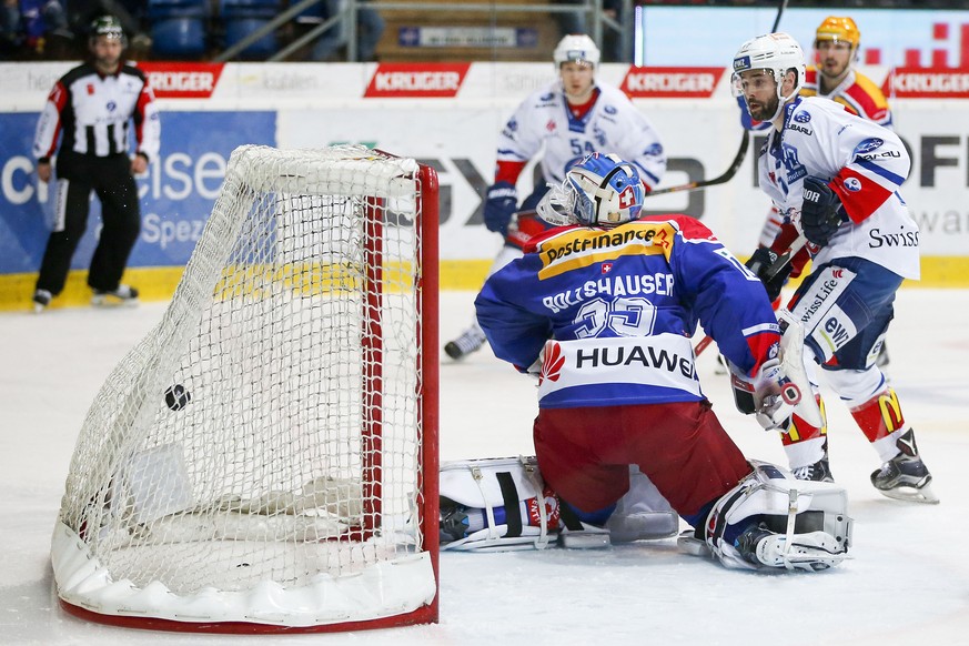 ZSC Lions Stuermer Ryan Shannon, rechts, schiesst das 0-3 gegen EHC Kloten Torhueter Luca Boltshauser waehrend dem Eishockey-Meisterschaftsspiel der National League A zwischen dem EHC Kloten und den Z ...