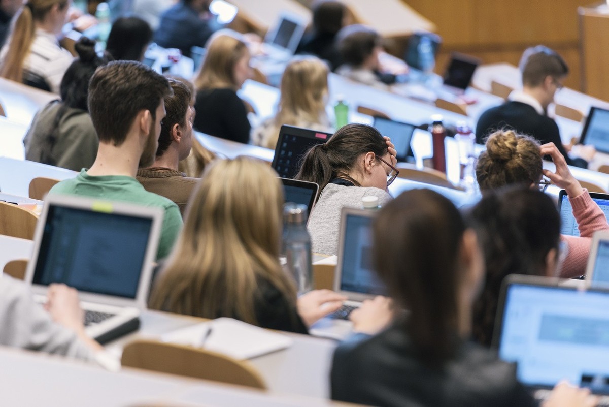 Students follow Prof. Dr. Christoph Lechner's lecture "Strategic Management" in the lecture hall "Auditorium maximum" at the University of St. Gallen HSG in St. Gallen, Switze ...