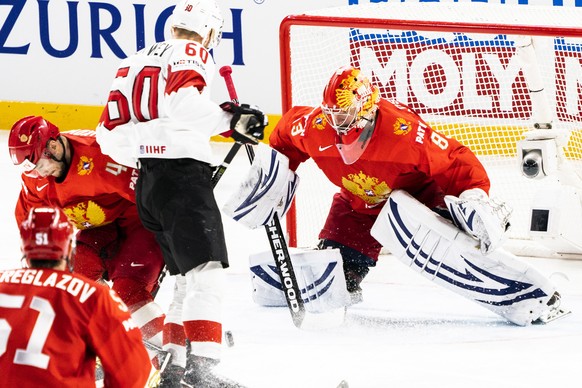 epa06731540 Tristan Scherwey (C) of Switzerland in action against Russia&#039;s goalie Vasily Koshechkin (R) during the IIHF World Championship Group A ice hockey match between Russia and Switzerland  ...