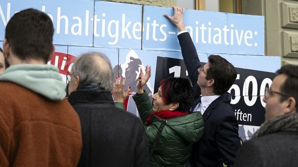 Das Ziel des Bundesrats: Der SVP-«Nachhaltigkeitsinitiative» mit einer «Schutzklausel» den Boden entziehen. (Bild: Einreichung der Initiative, 3. April 2024)
