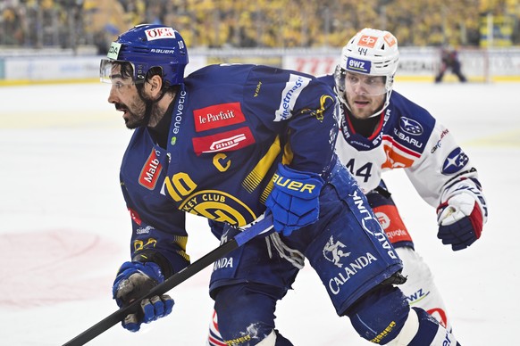 Andres Ambuehl (HCD), links, gegen Mikko Lehtonen (ZSC), beim vierten Eishockey Playoff Halbfinalspiel der National League zwischen dem HC Davos und den ZSC Lions, am Samstag, 5. April 2025, in der zo ...