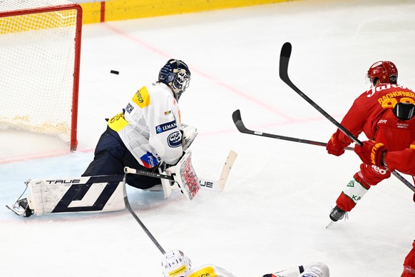 Tigers Jerome Bachofner, bezwingt Ambris Goalie Philipp Wuethrich, zum 3:2 beim Eishockey-Qualifikationsspiel der National League, zwischen den SCL Tigers und dem HC Ambri-Piotta, am Freitag, 12. Sept ...