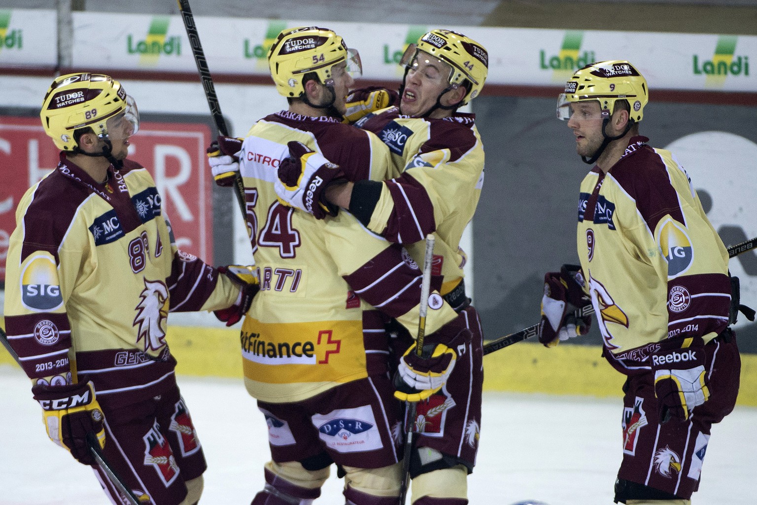 Kamerzin (zweiter von rechts) jubelt ab sofort nicht mehr für Servette, sondern mit Fribourg.