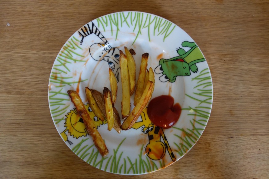 Welches Kind mag keine Pommes? Zum Glück lassen sich die knusprigen Kartoffelstäbchen ganz einfach selbst machen.