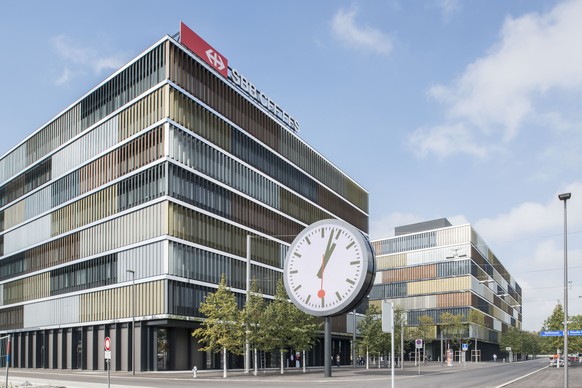 ZU DEN JAHRESZAHLEN DER SCHWEIZERSCHEN BUNDESBAHNEN, SBB, STELLEN WIR IHNEN HEUTE, 20. MAERZ 2018, FOLGENDES BILDMATERIAL ZUR VERFUEGUNG - The large station clock in front of the new company headquart ...