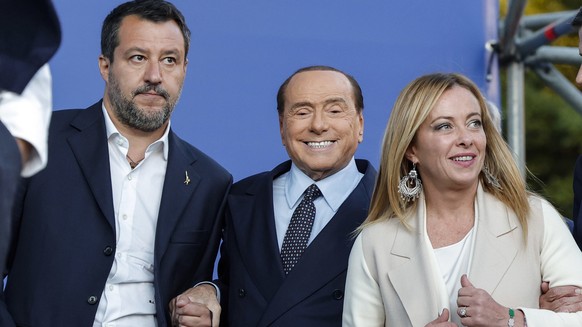 epa10199835 (L-R) Federal secretary of Italian party Lega Nord Matteo Salvini, President of Italian party &#039;Forza Italia&#039; Silvio Berlusconi and leader of Italian party Fratelli d