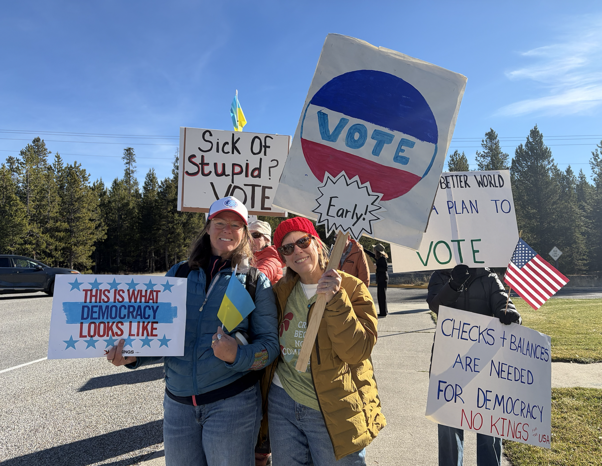 Mady et Shelley (à droite, bonnet rouge), responsable locale du mouvement, est persuadée que leurs efforts seront payants le 3 novembre prochain.