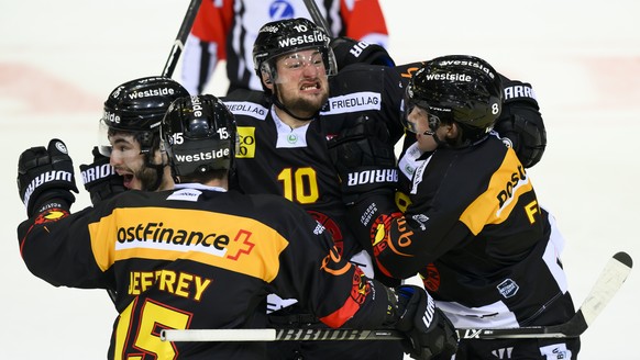 Berns Philip Varone, links, jubelt nach seinem Tor zum 2-1 und Sieg mit Berns Dustin Jeffrey, Berns Tristan Scherweym, und Berns Joshua Fahrni, von links, beim Eishockey Meisterschaftsspiel der Nation ...