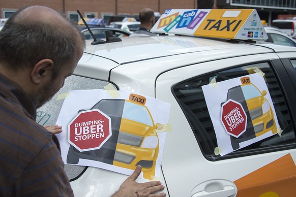 Taxifahrer protestieren gegen Uber auf dem Messeplatz in Basel am Dienstag, 28. Juni 2016. Die Nationale Taxiunion fordert von den Behoerden ein sofortiges Vorgehen gegen Uber. (KEYSTONE/Georgios Kefa ...
