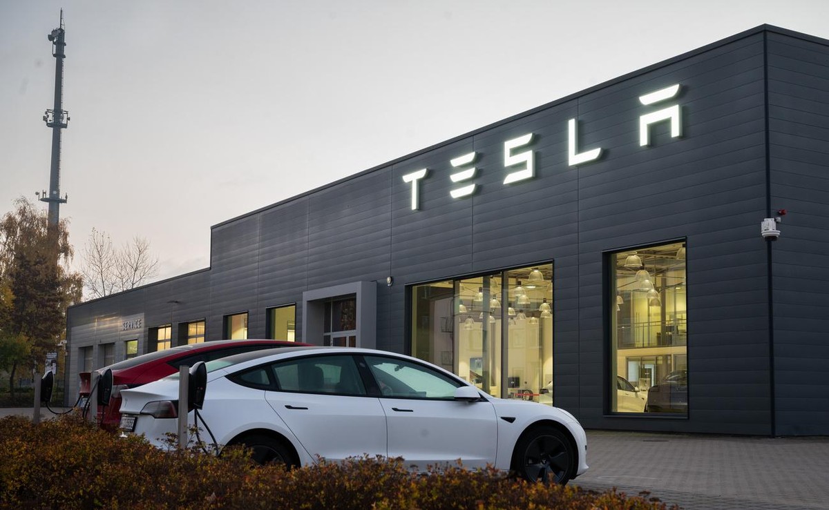 12.11.2021, Niedersachsen, Hannover: Autos parken an einem Autohaus des Elektroauto-Herstellers Tesla vorbei. Seit Jahresbeginn hat die Aktie von Tesla rund 50 Prozent an Wert gewonnen. Tesla ist dami ...