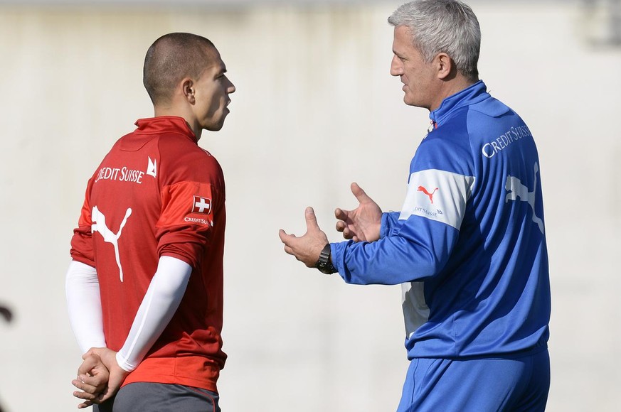 Coach Vladimir Petkovic, rechts, mit Goekhan Inler, links, beim Training mit der Fussball-Nationalmannschaft bei Training in Jona (SG) am Dienstag, 10. November 2015. (KEYSTONE/Walter Bieri)