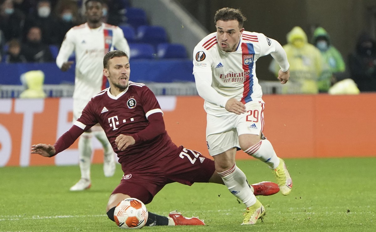 Saprta's Lukas Haraslin, left, challenges for the ball with Lyon's Xherdan Shaqiri during the Europa League Group A match between Lyon and Sparta Prague at the Groupama stadium in Lyon, Fran ...