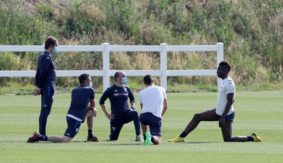 epaselect epa08437011 Forward Mario Balotelli (R) of Italian Serie A club Brescia Calcio and fitness coach Stefano Cellio (C) conduct a training session during the coronavirus pandemic at the Torbole  ...