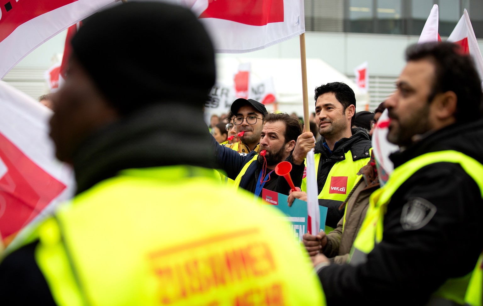 epa10472433 Sttriking workers demonstrate outside of the Frankfurt International Airport in Frankfurt am Main, Germany, 17 February 2023. Following the strike announcement by the trade union ver.di, t ...