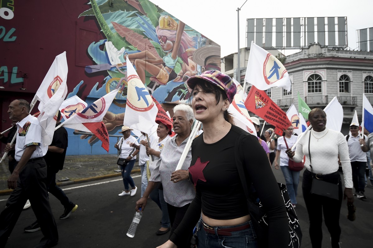 People march during a demonstration marking Martyrs' Day, a national day of mourning to honor the 21 Panamanians who were killed during the January 1964 anti-American riots over sovereignty of th ...