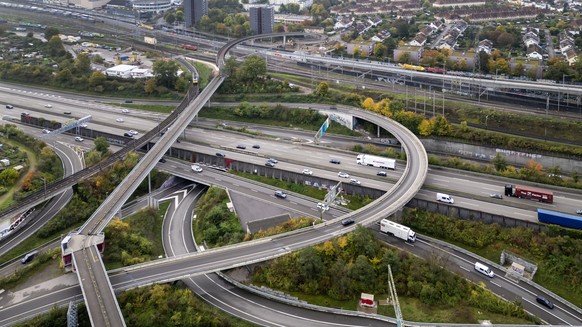 Drohnenaufnahme von der Autobahnverzweigung Hagnau / Basel St. Jakob von Birsfelden aus gesehen, am Donnerstag, 17. Oktober 2024. Der geplante Rheintunnel soll an die bestehenden Achsen von und nach D ...