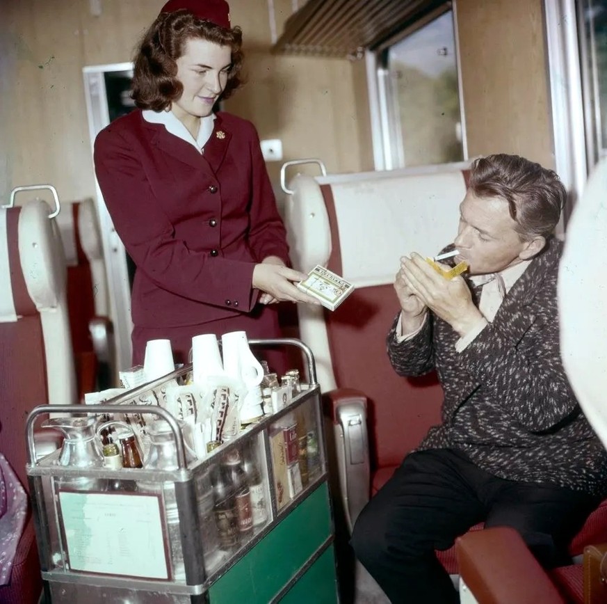 Mineral, Sandwich, Kaffee – und eine Schachtel Zigaretten? Die bot die SBB-Minibar lange an – so wie auf dieser Aufnahme aus dem Jahr 1962.