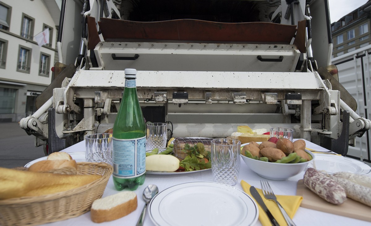 ARCHIVBILD ZUM RUECKGANG VON FOOD WASTE IN DER SCHWEIZ, AM FREITAG, 27. JANUAR 2017. --- Ein gedeckter Tisch mit Lebensmittel steht an der Ausstellung "food waste" vor einem Abfuhrwagen, am  ...