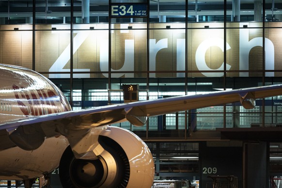 ZUM FLUGHAFEN ZUERICH IM DAEMMERLICHT UND BEI NACHT STELLEN WIR IHNEN FOLGENDES NEUES BILDMATERIAL ZUR VERFUEGUNG --- A Boeing 777 aircraft from Swiss International Air Lines (SWISS) at Zurich Airport ...