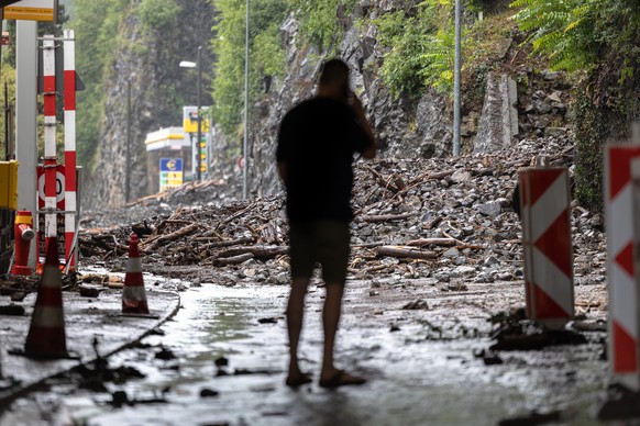 Nach anhaltenden und ergiebigen Regenfaellen ist ein Erdrutsch auf die Strasse beim Zolluebergang von Gandria niedergegangen und hat die Strecke blockiert, am Mittwoch, 28. Juli 2021. Die rekordhohen  ...