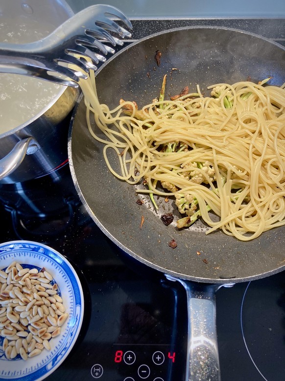 schaut mal wie oft ich diese fucking bilder uploaden musste bis sie endlich klein genug für unser fucking bilder tool waren fioretti blumenkohl spaghetti sizilien kochen essen food