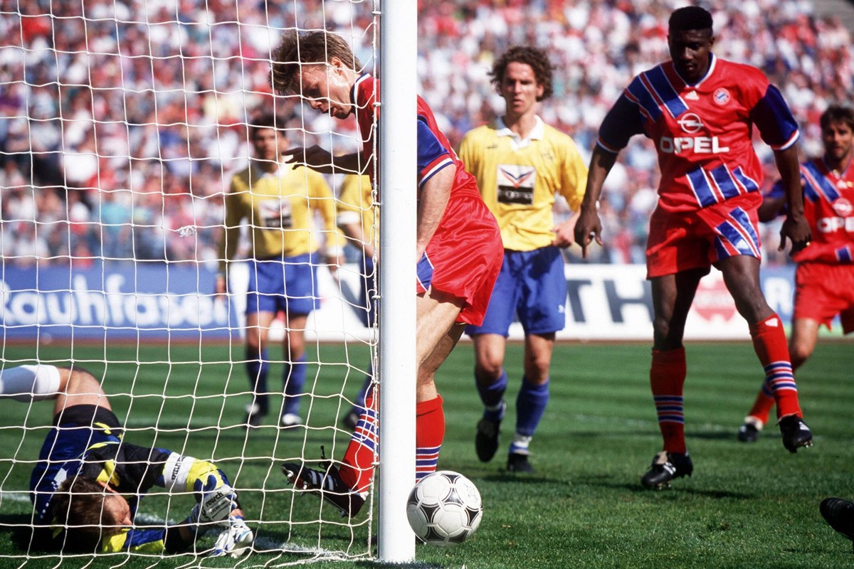 Der Ball ist neben und nicht im Tor – nur der Schiedsrichter sieht es anders.