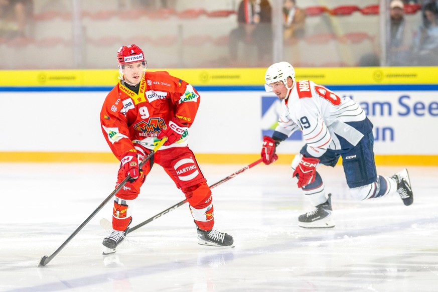 ZELL AM SEE,AUSTRIA,21.AUG.26 - Ice hockey, Eishockey - Red Bulls Salute, semifinal, EHC Biel-Bienne vs HC Dynamo Pardubice. Image shows Victor Soederstroem Biel and David Tomasek Pardubice. Photo: Wo ...