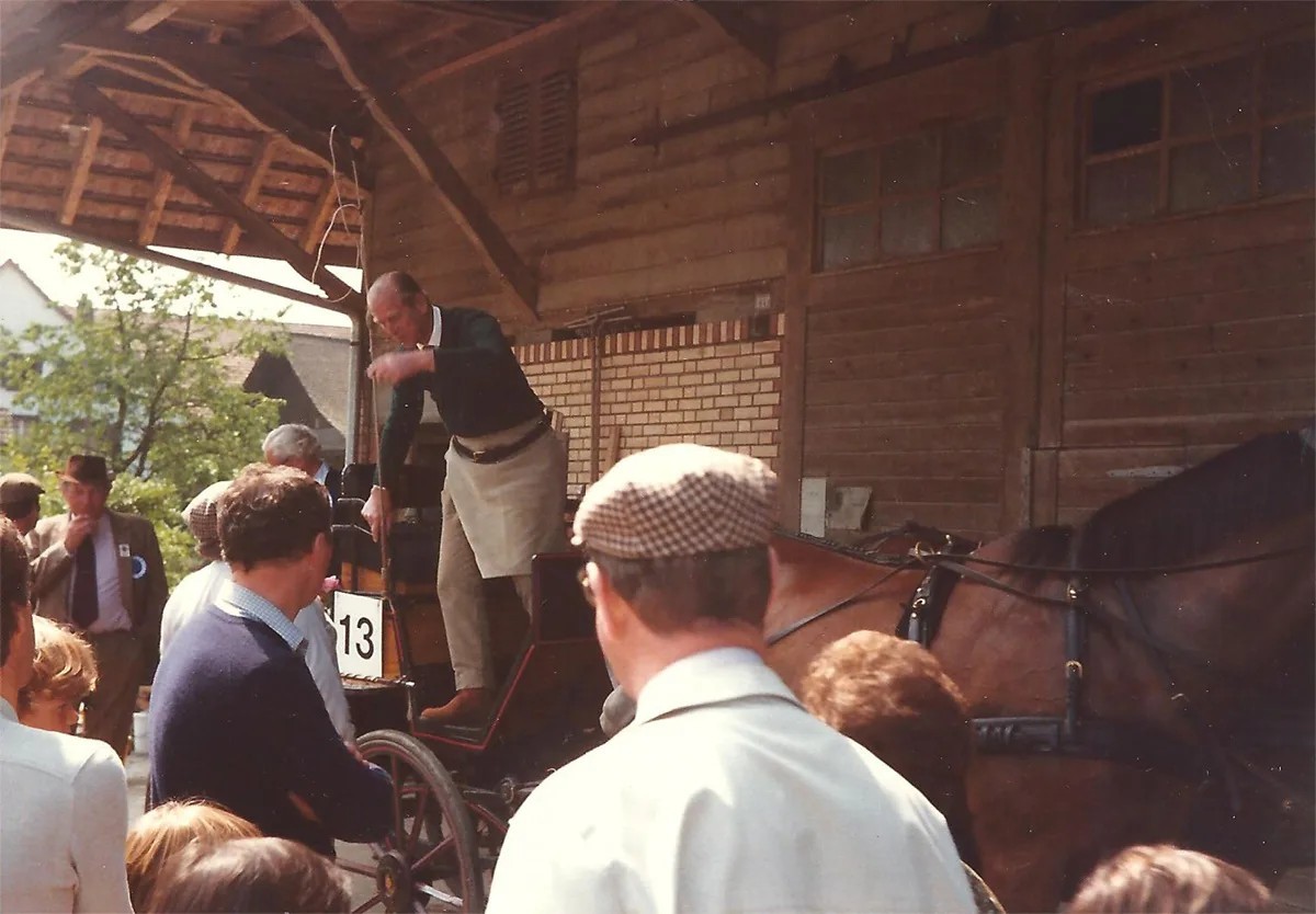 Même les membres des familles royales doivent se soumettre aux contrôles: ici en 1981 à Niederwil, dans le canton de Zoug.