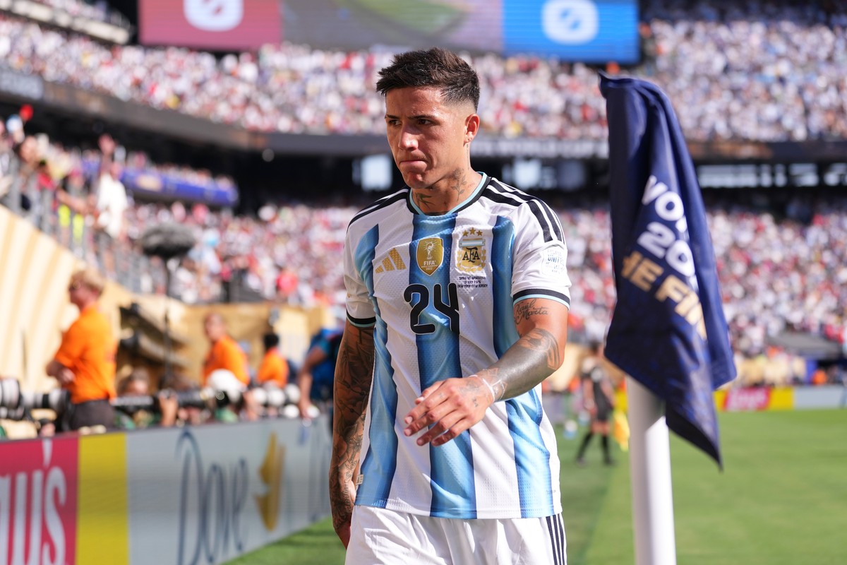 Argentina's Enzo Fernandez leaves the match after receiving a red card during the World Cup final soccer match between Spain and Argentina in East Rutherford, N.J., near New York, Sunday, July 19 ...
