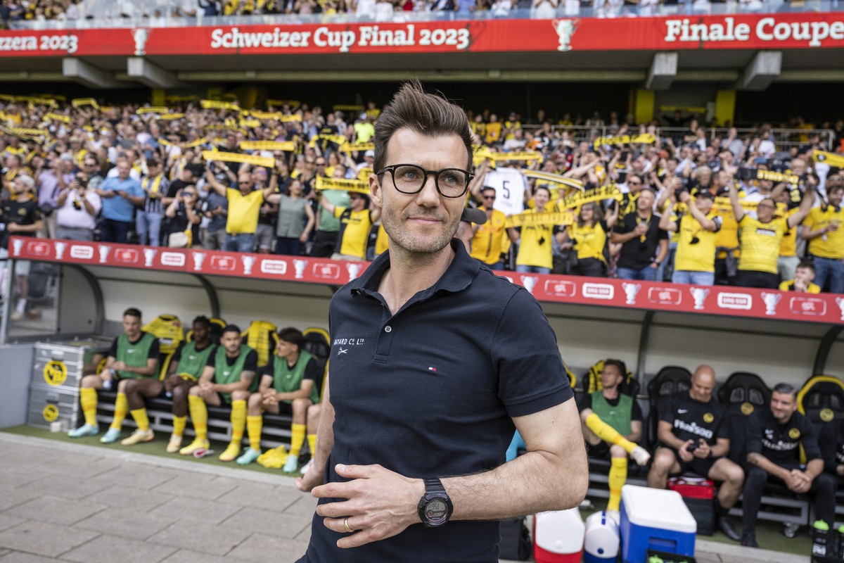 YB Trainer Raphael Wicky schaut aufs Feld vor dem Schweizer Fussball Cup Final zwischen dem BSC Young Boys und dem FC Lugano, am Sonntag, 4. Juni 2023, im Stadion Wankdorf in Bern. (KEYSTONE/Alessandr ...