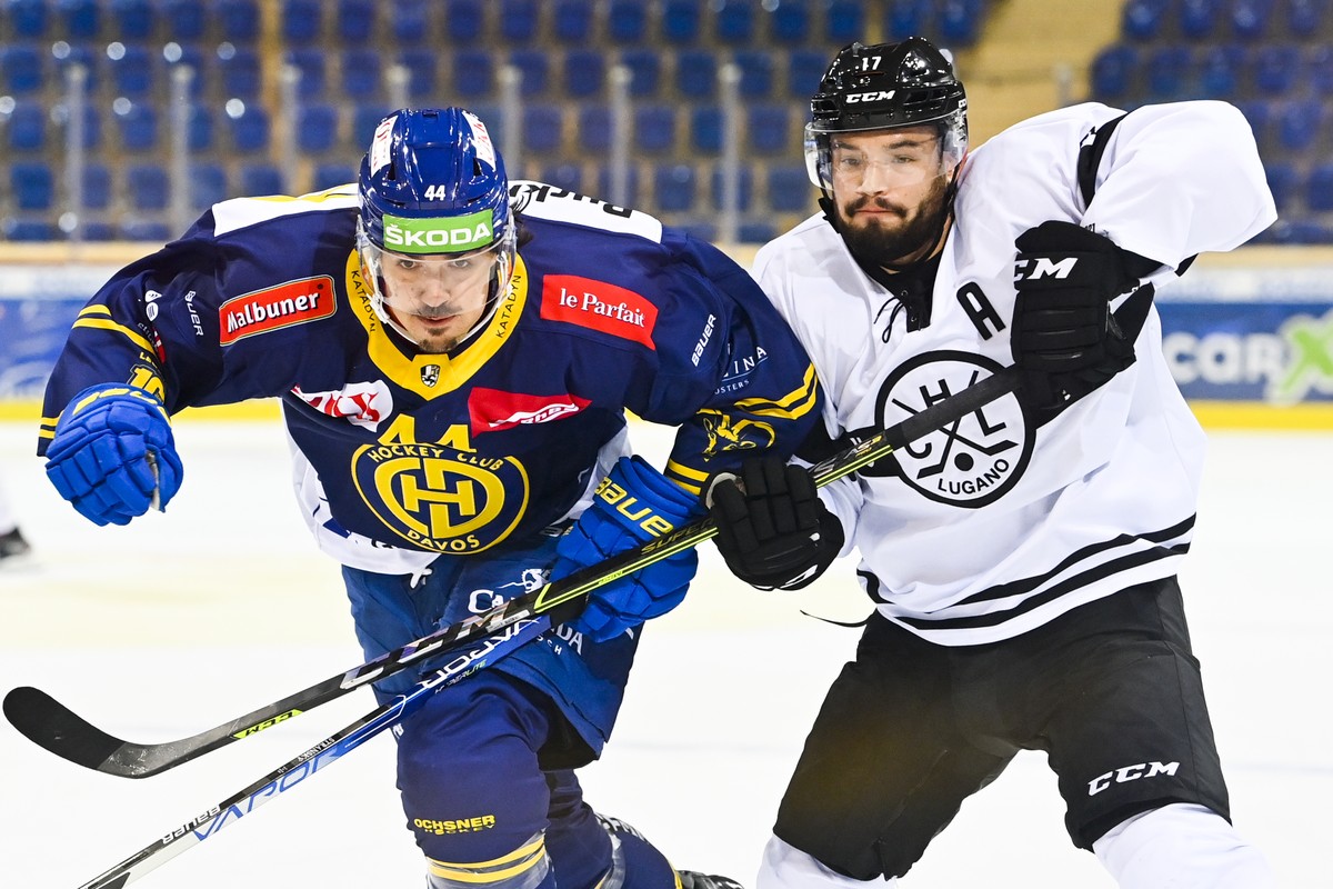 Davos' Matej Stransky, links, gegen Luganos Luca Fazzini beim Eishockey Testspiel der National League zwischen dem HC Davos und dem HC Lugano, am Dienstag, 24. August 2021, im Eisstadion in Davos ...
