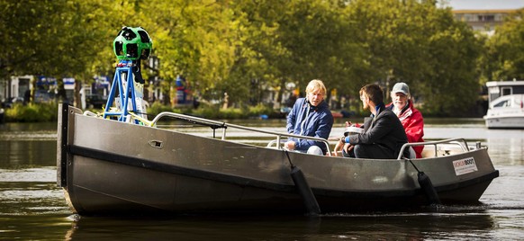 Ein Google-Boot filmt Grachten in Amsterdam.<br data-editable="remove">