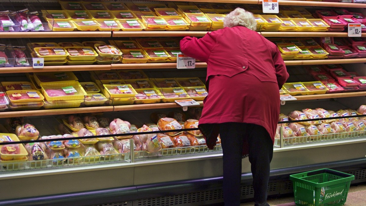 Eine Frau kauft bei einem Regal mit Fleisch am 20. Januar 2005 am 20. Januar 2005 im Migros Limmatplatz in Zuerich ein. Neben ihr steht ein Warenkorb mit der Aufschrift "Frischland". Migros  ...