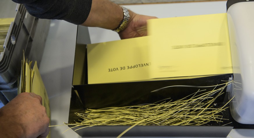 THEMENBILD ZUR ABSTIMMUNG UEBER DIE HEIRATSSTRAFE -- Des huissiers ouvrent les enveloppes des bulletins de vote pour les elections communales 2016 dans le canton de Vaud et les votations federales ce  ...