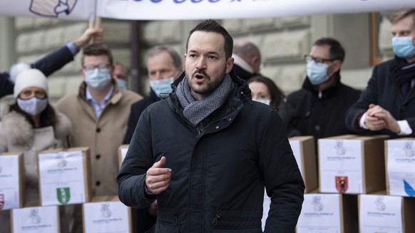 epa08932627 Ueli Bamert (C), Managing Director of Swissoil, along with people from the &#039;No Committee&#039; submit signatures for a referendum on the CO2 law, in Bern, Switzerland, 12 January 2021 ...