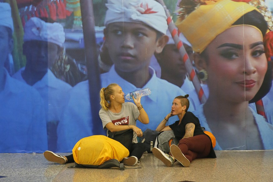 epa06847751 Passengers wait at the airport as many of flight canceled following the volcanic eruption of Mount Agung at Ngurah Rai international Airport in Denpasar, Bali, Indonesia, 28 June 2018 . Th ...