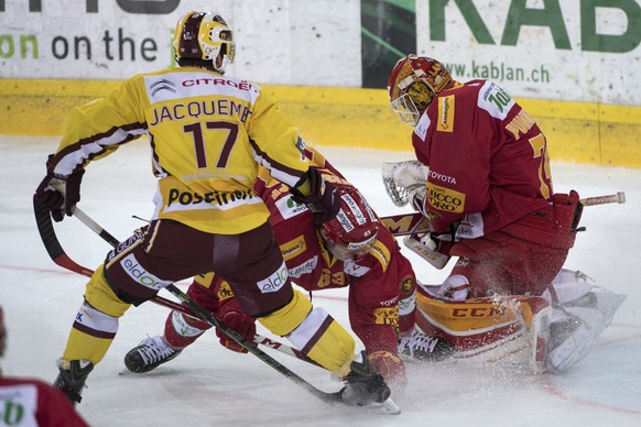 Langnaus Dan Weisskopf, Mitte, und Goalie Ivars Punnenovs, rechts, kaempfen gegen Servettes Arnaud Jacquemet, links, waehrend dem Eishockey-Qualifikationsspiel der National League A zwischen den SCL T ...