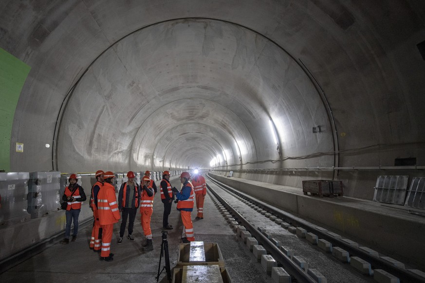 Die Baustelle im Eppenbergtunnel waehrend den Innenausbauarbeiten anlaesslich einer Medienfuehrung durch die Baustelle am Mittwoch, 16. Oktober 2019, bei Woeschnau im Kanton Solothurn. (KEYSTONE/Urs F ...