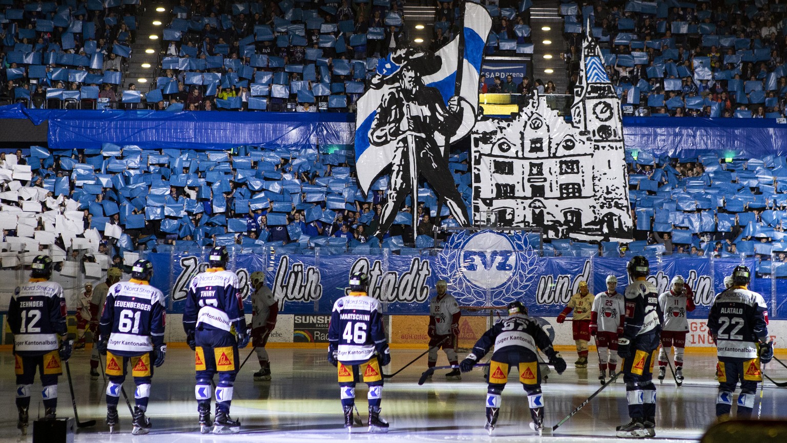 Zuger Fans im dritten Eishockey Playoff-Halbfinalspiel der National League zwischen dem EV Zug und dem Lausanne HC, am Samstag, 30. Maerz 2019, in der Bossard Arena in Zug. (KEYSTONE/Alexandra Wey)