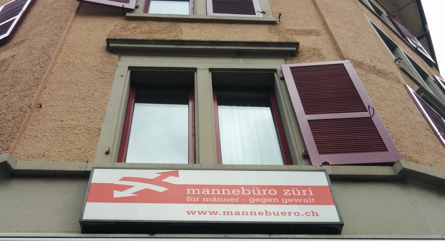 Das Mannebüro Züri an der&nbsp;Ecke Lang-/Hohlstrasse.
