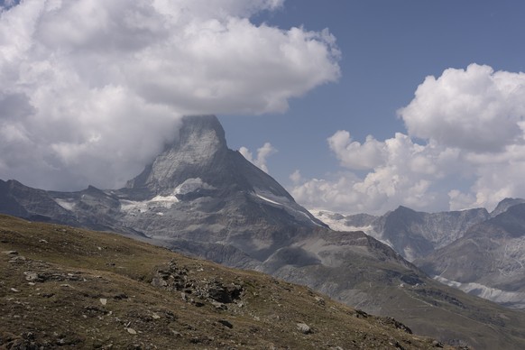 Das Matterhorn mit wenig Schnee und die ausgetrockneter Landschaft, fotografiert am Freitag, 14. August 2026 in Zermatt. (KEYSTONE/Gaetan Bally)
